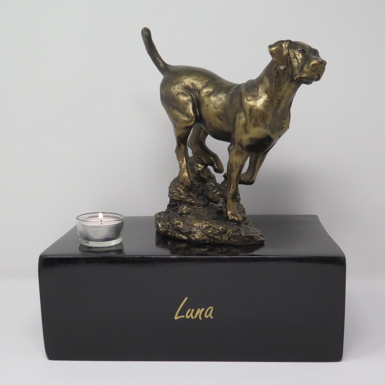 Labrador Urne mit Teelicht "Kletterer" Designurne