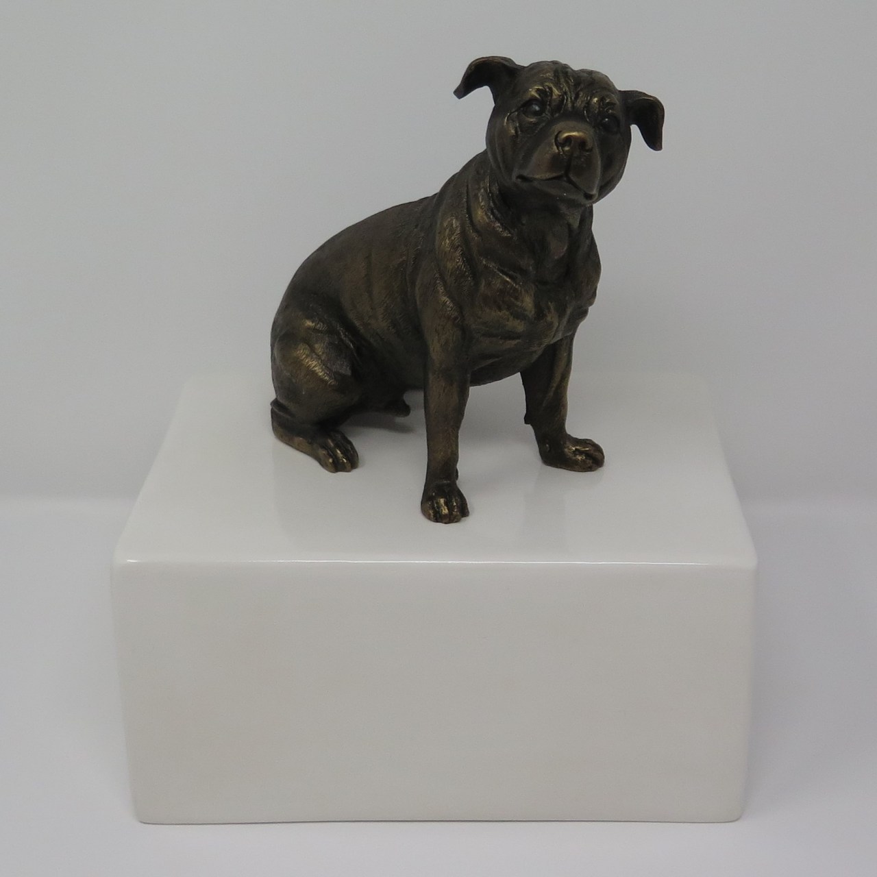 Staffordshire Bullterrier Urne Designurne