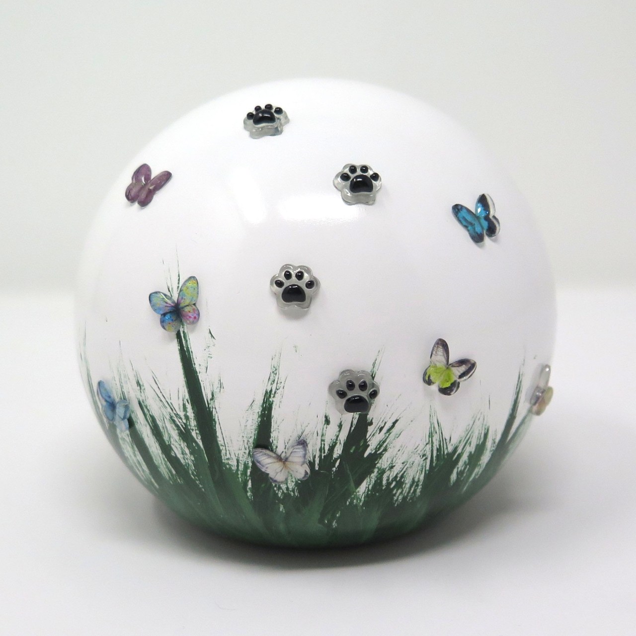 Tierurne Pfötchenwiese mit Schmetterlingen